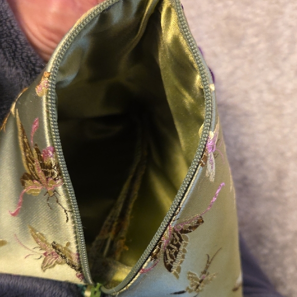 Elegant Green Silk Pouch with Tassel - Picture 6 of 9